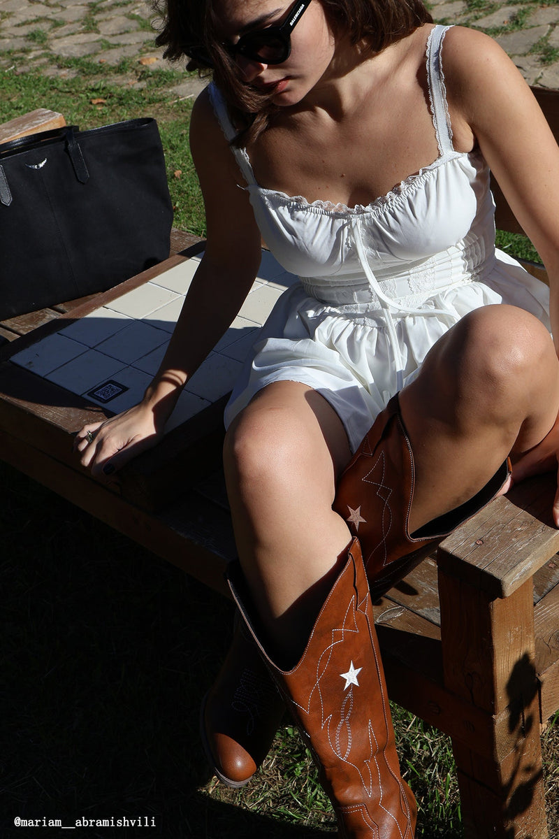 Effortlessly Elegant Boots with a Timeless Design