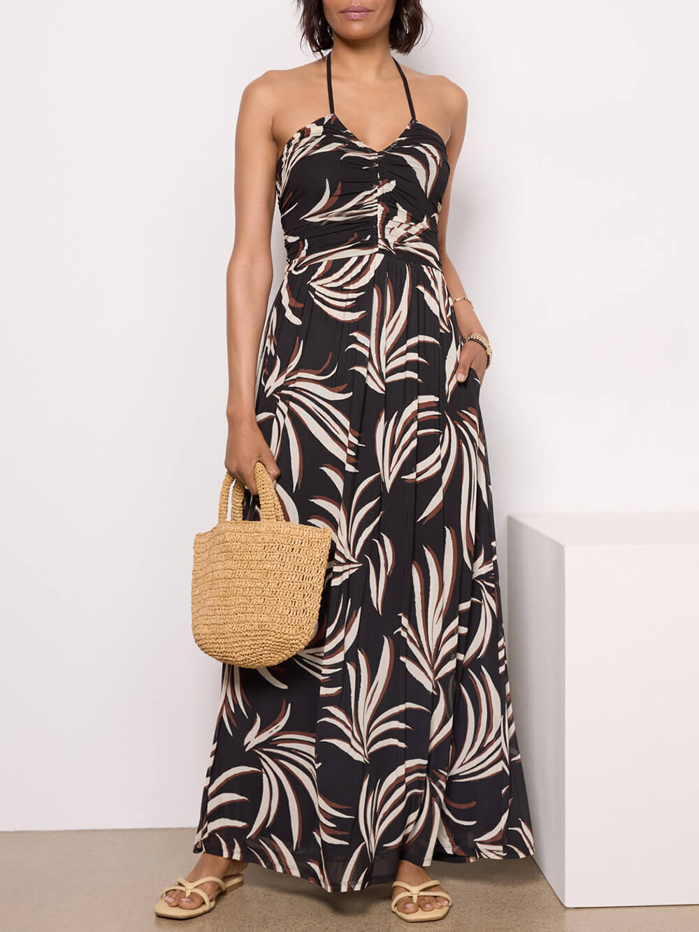 Effortlessly Elegant Dress with a Timeless Design
