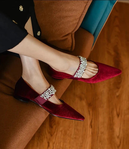 Well Tailored Shoes with a Graceful Silhouette