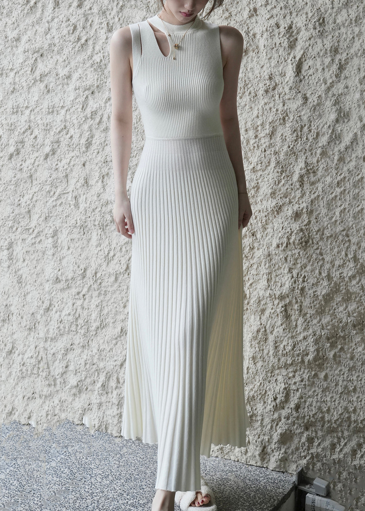 Beautifully Finished Dress in a Timeless Design