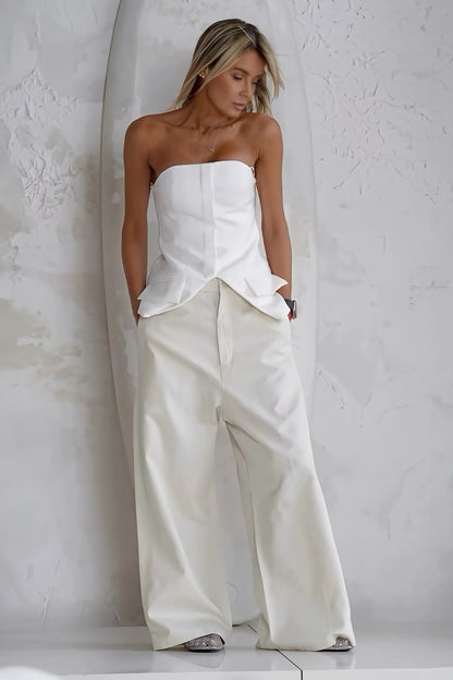 Effortlessly Elegant Pants with a Timeless Design