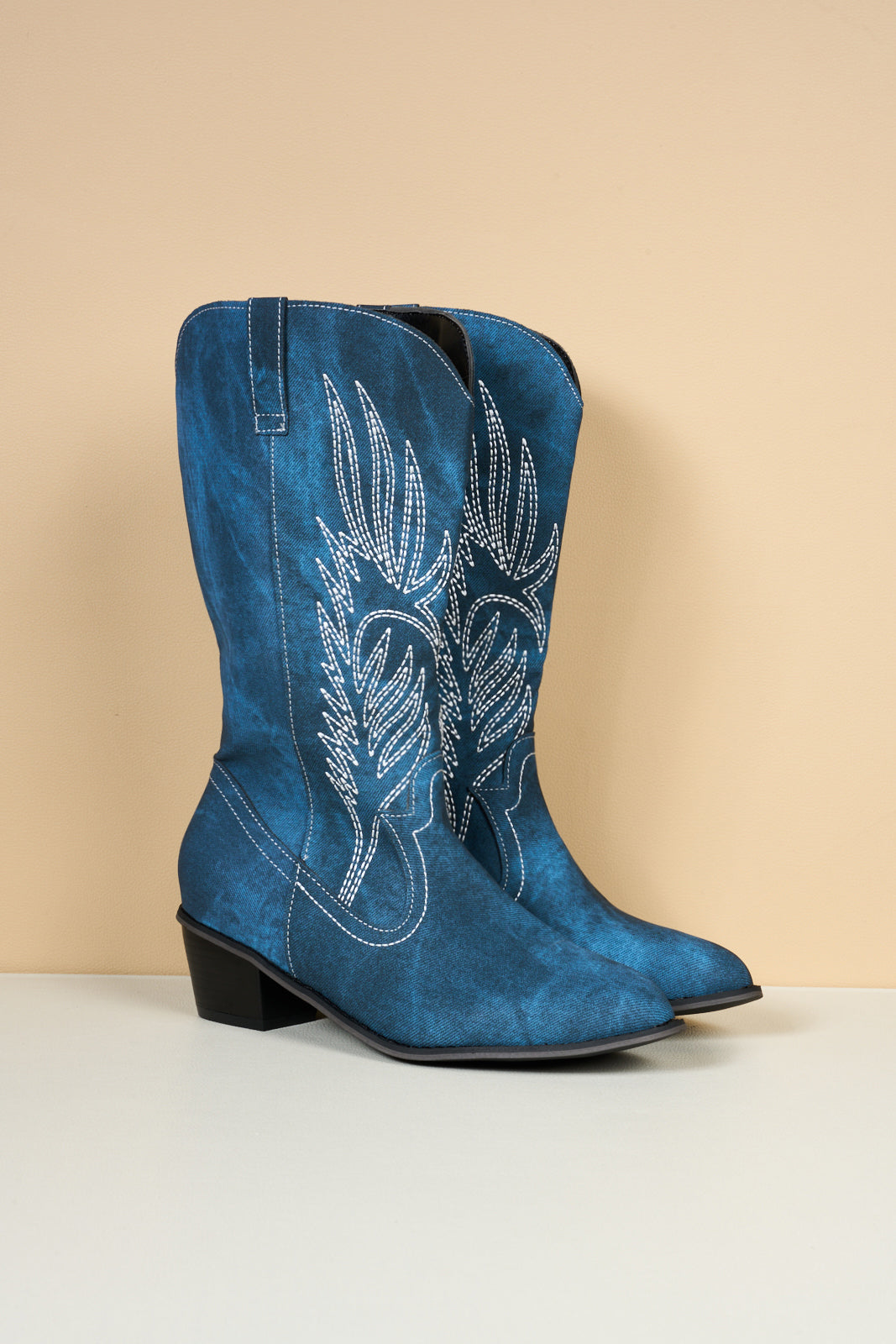 Effortlessly Elegant Boots with a Timeless Design