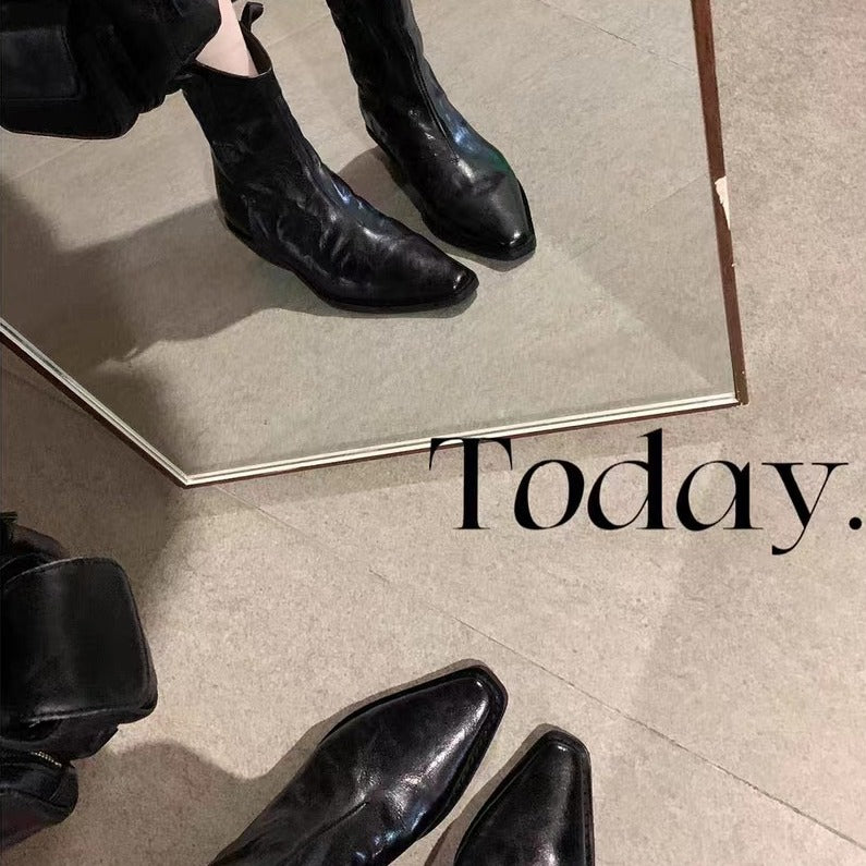 Effortlessly Elegant Boots with a Timeless Design
