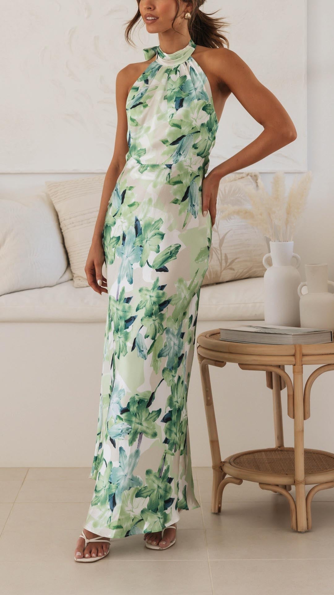 Beautifully Finished Dress in a Timeless Design