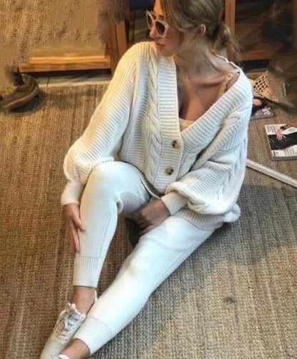 Well Tailored Cardigan with a Graceful Silhouette