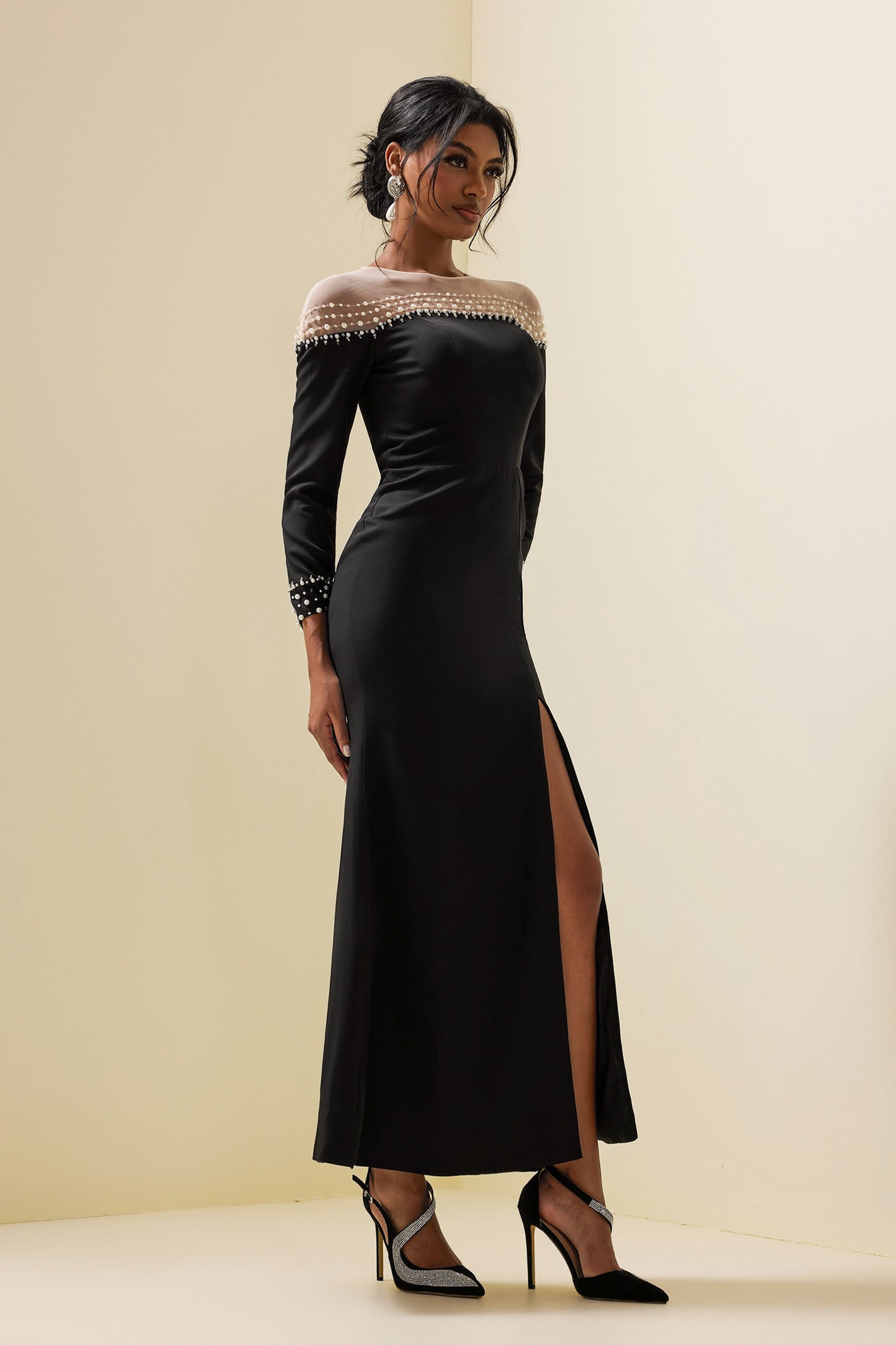 Beautifully Finished Dress in a Timeless Design