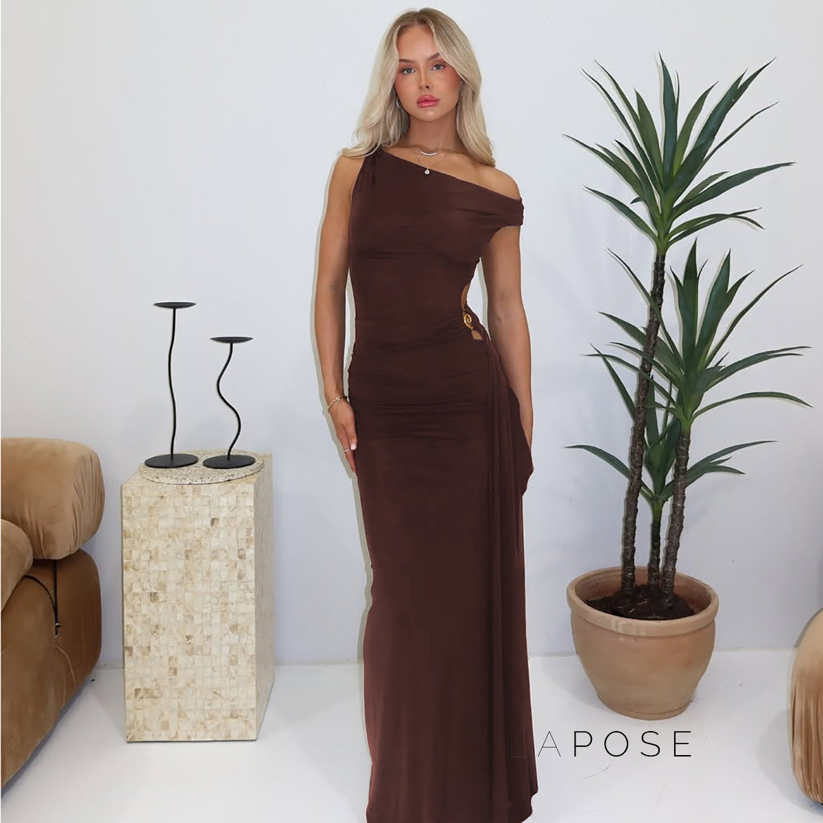 Effortlessly Elegant Dress with a Timeless Design