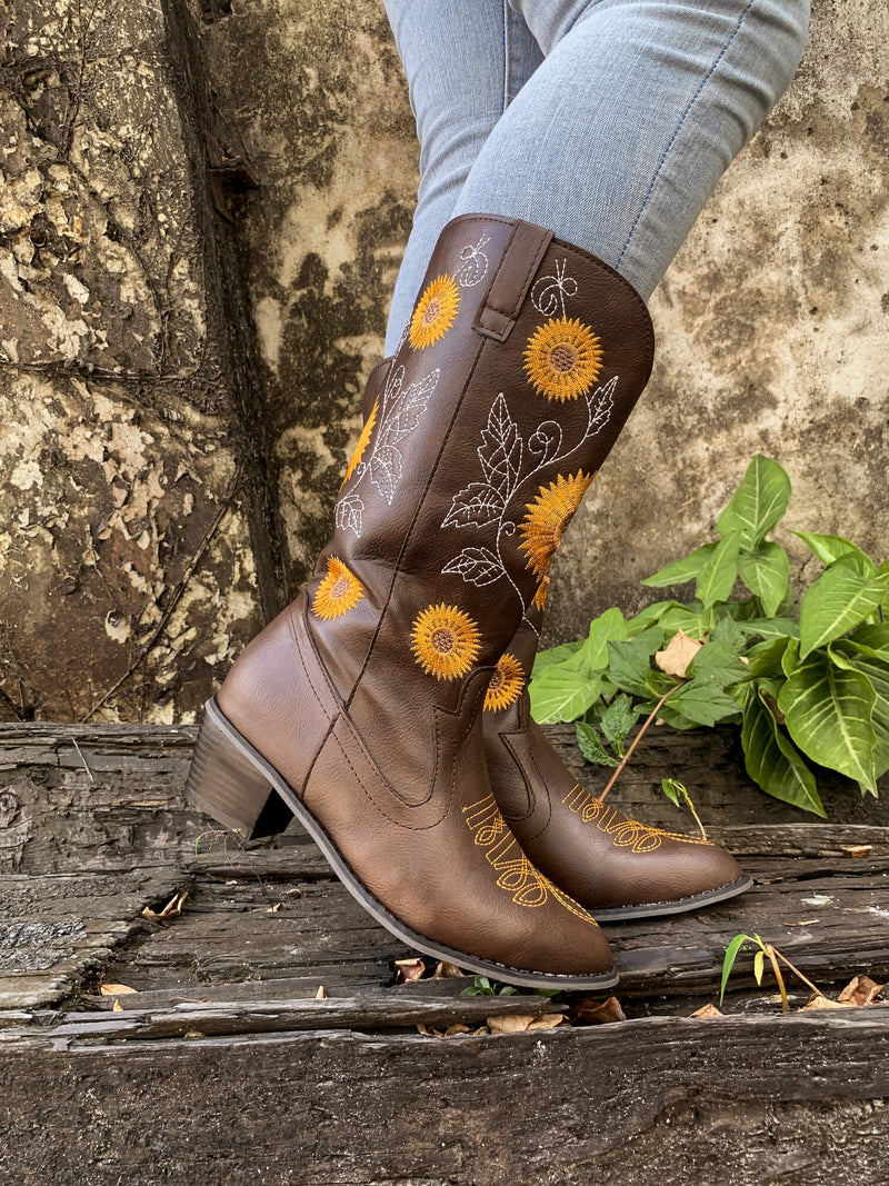 Effortlessly Elegant Boots with a Timeless Design