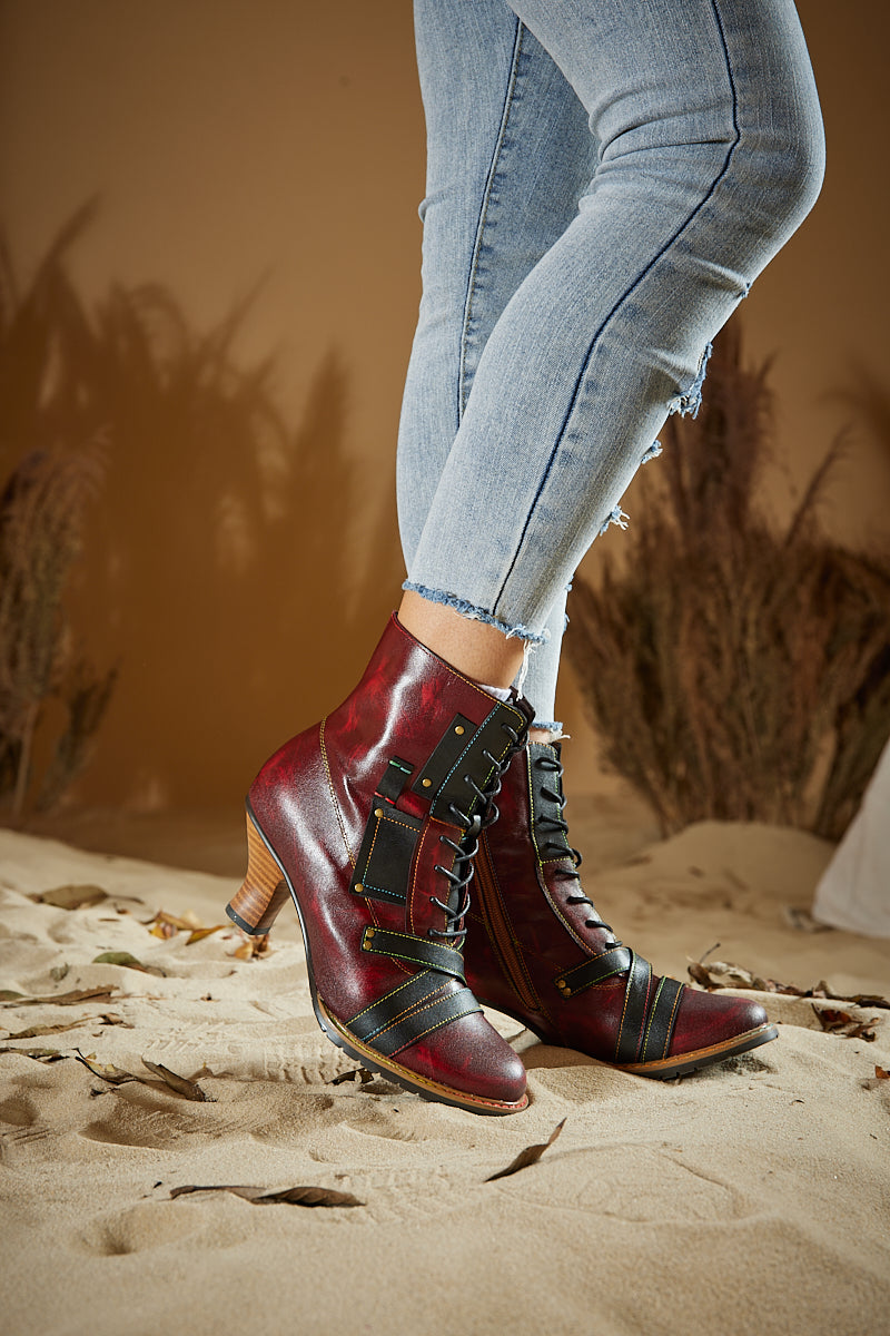 Effortlessly Elegant Boots with a Timeless Design