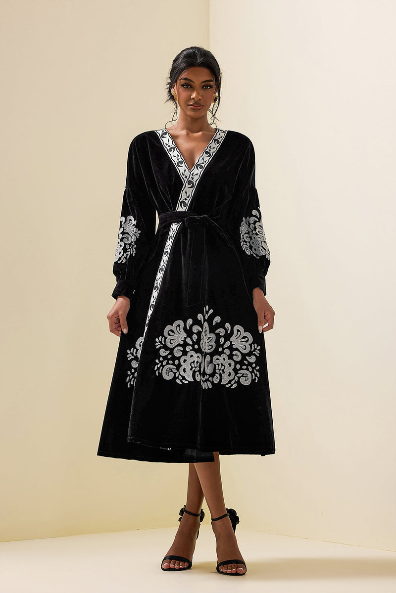 Beautifully Finished Dress in a Timeless Design