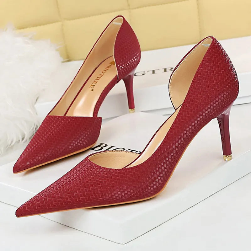 Effortlessly Elegant Heels with a Timeless Design
