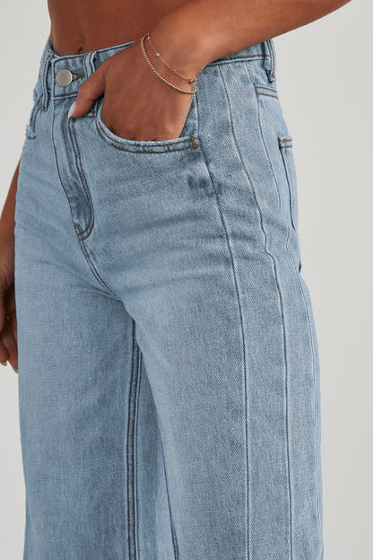 Effortlessly Elegant Garment with a Timeless Design