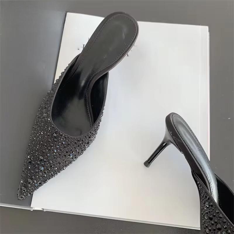 Effortlessly Elegant Heels with a Timeless Design
