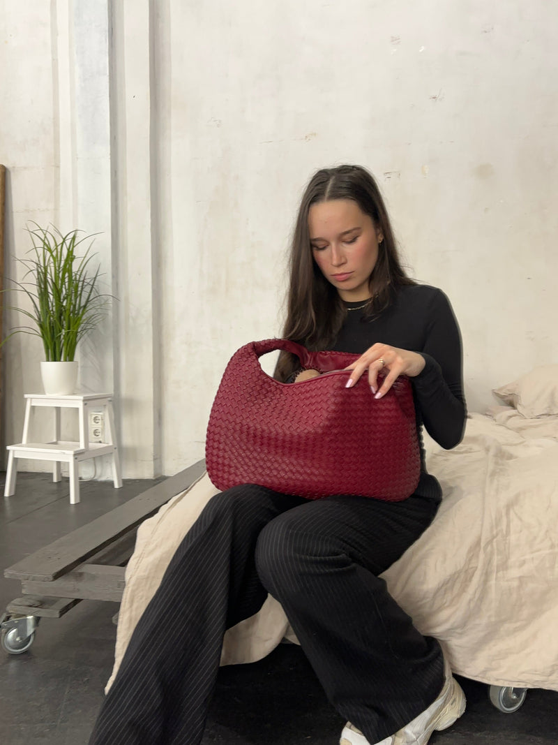 Gracefully Styled Bag for Any Occasion