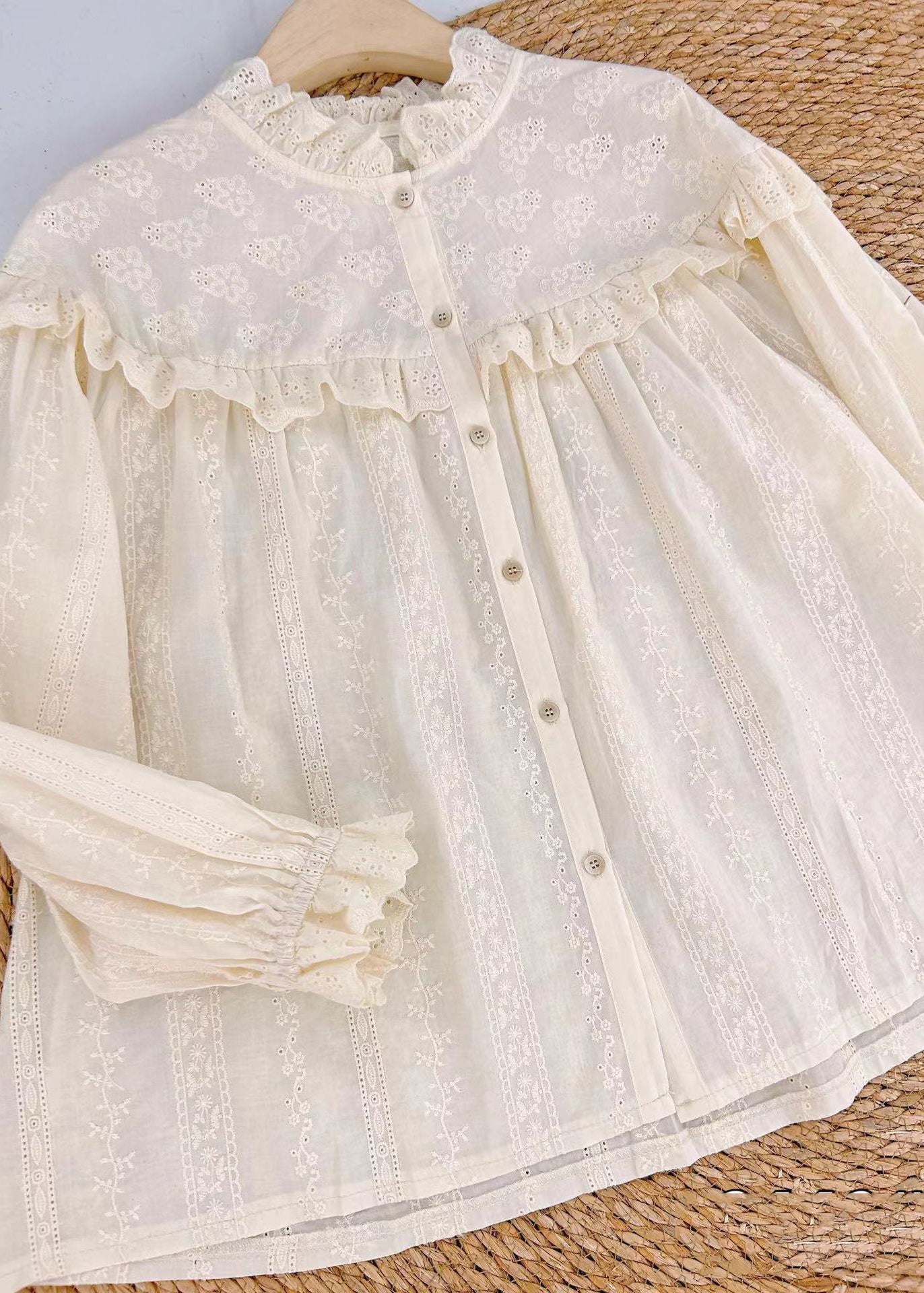 Effortlessly Elegant Blouse with a Timeless Design