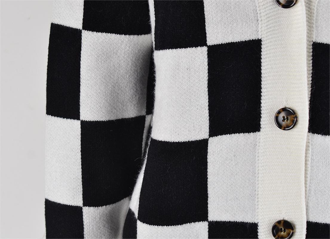 Well Tailored Cardigan with a Graceful Silhouette