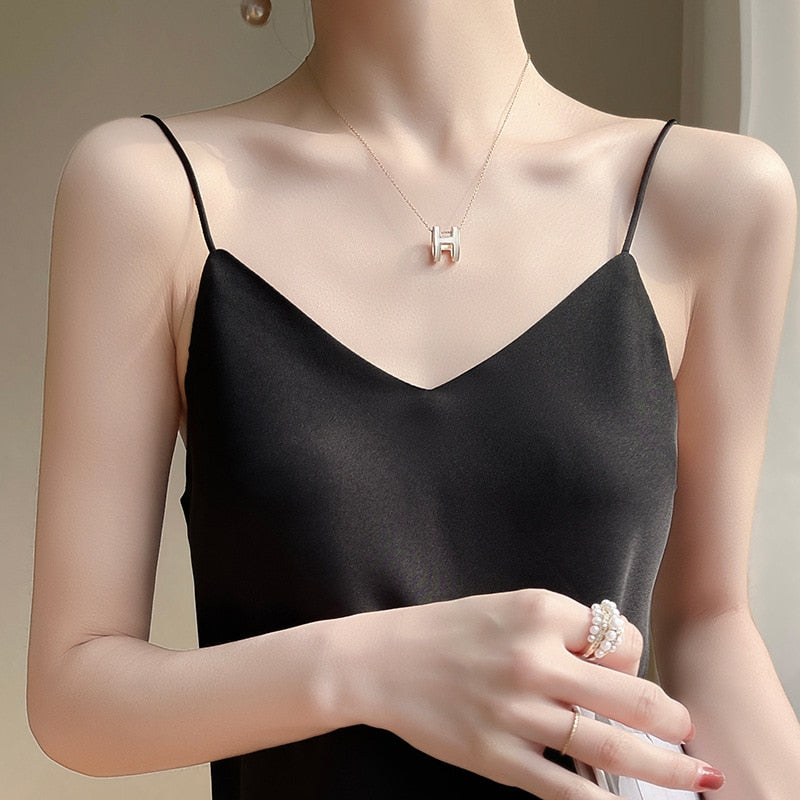Well Tailored Top with a Graceful Silhouette