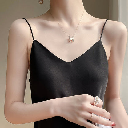 Well Tailored Top with a Graceful Silhouette