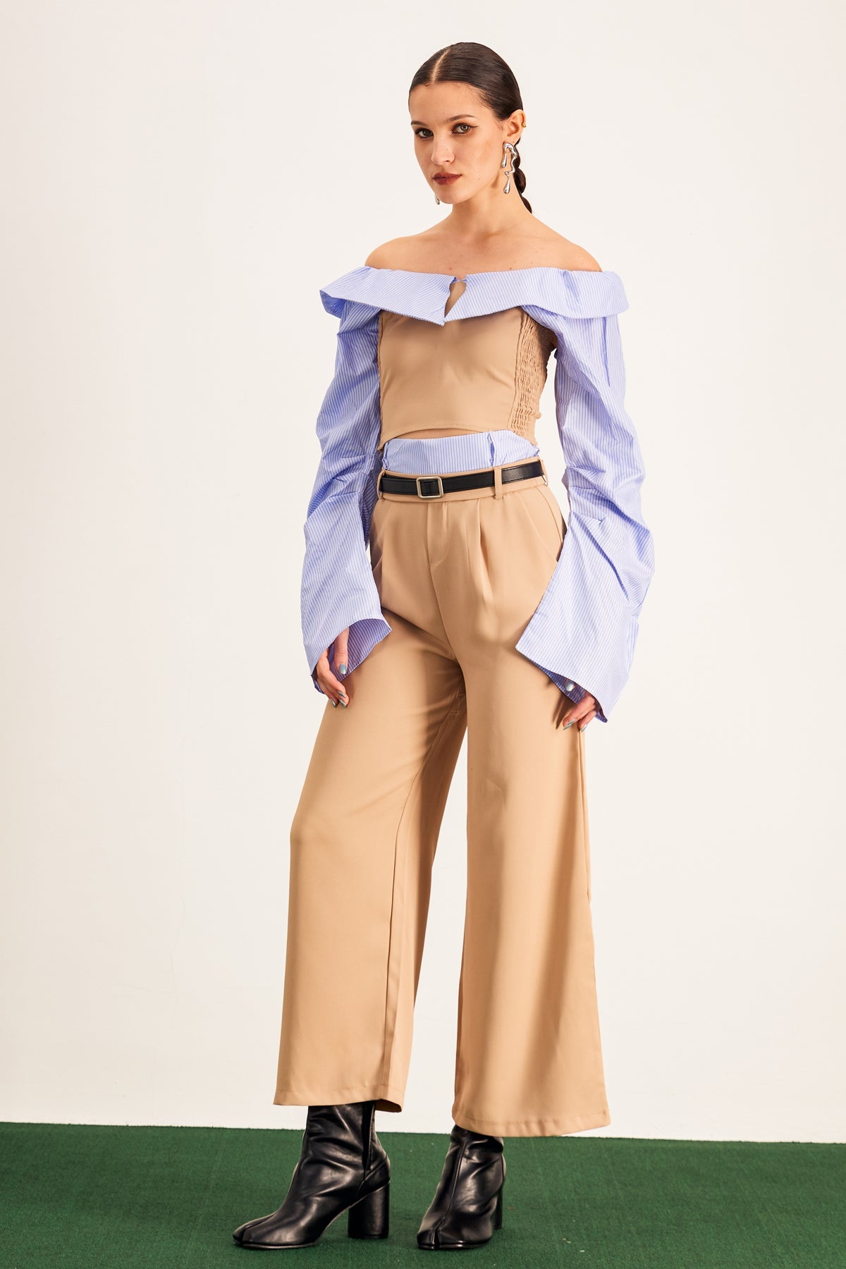 Effortlessly Elegant Pants with a Timeless Design