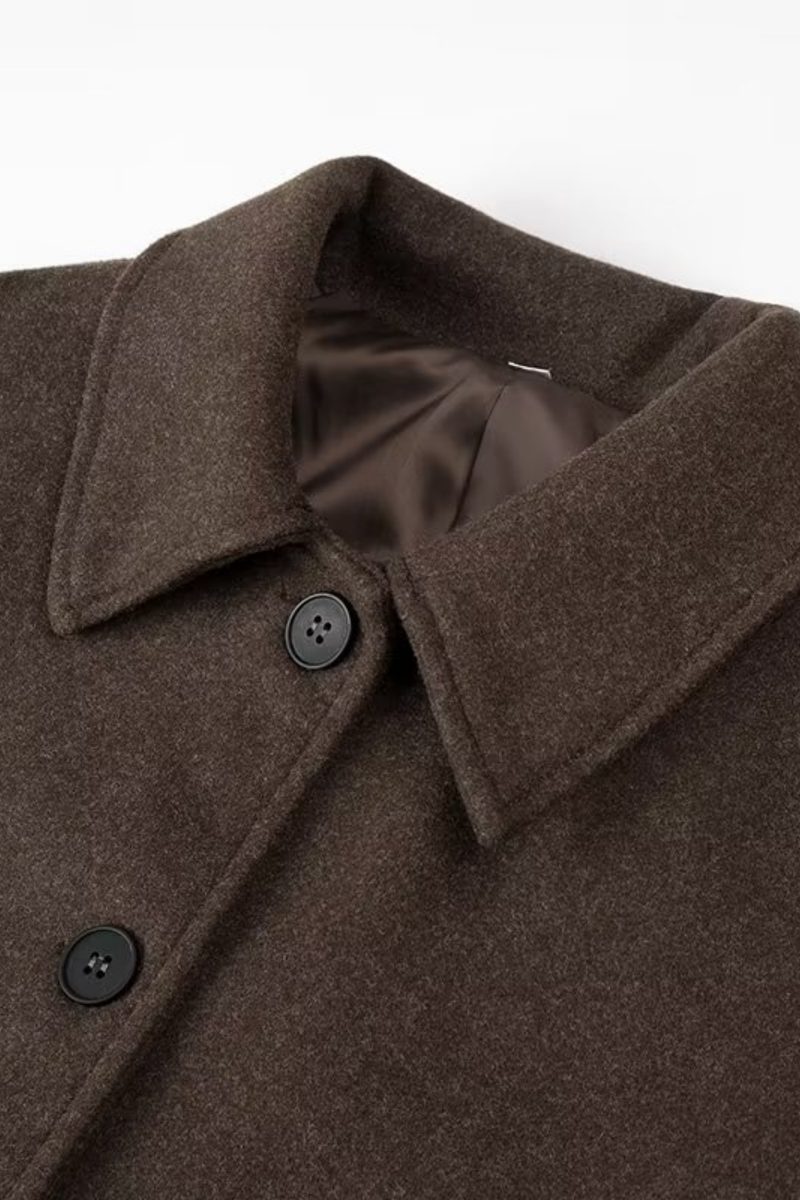 Effortlessly Elegant Jacket with a Timeless Design