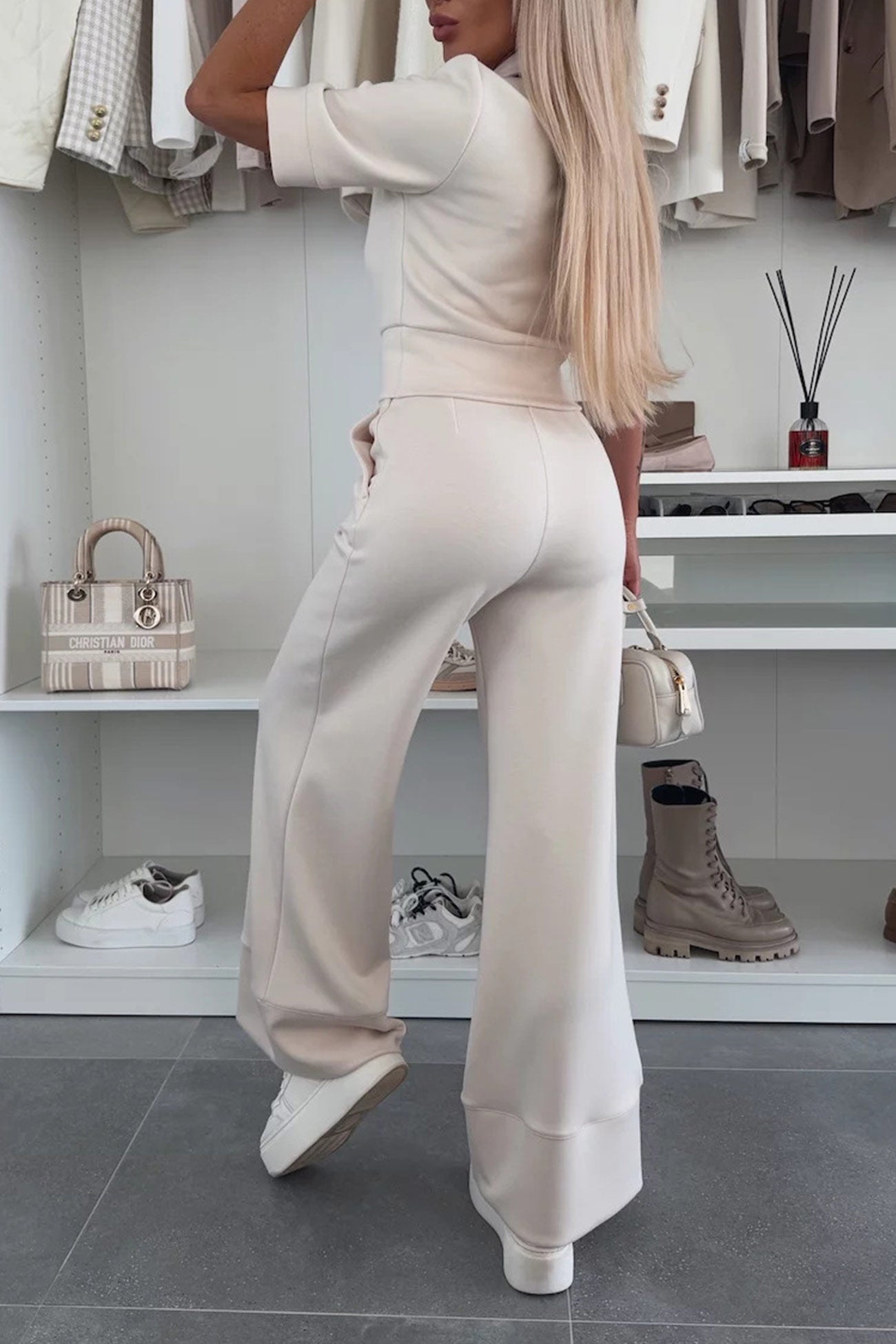 Effortlessly Elegant Pants with a Timeless Design