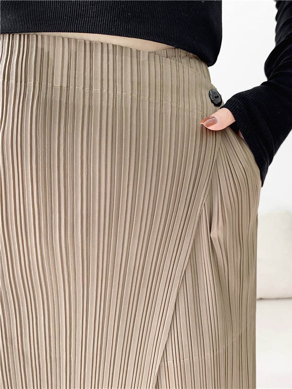 Well Tailored Pants with a Graceful Silhouette