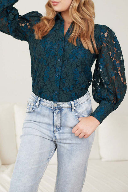 Sophisticated Blouse with a Clean Classic Look