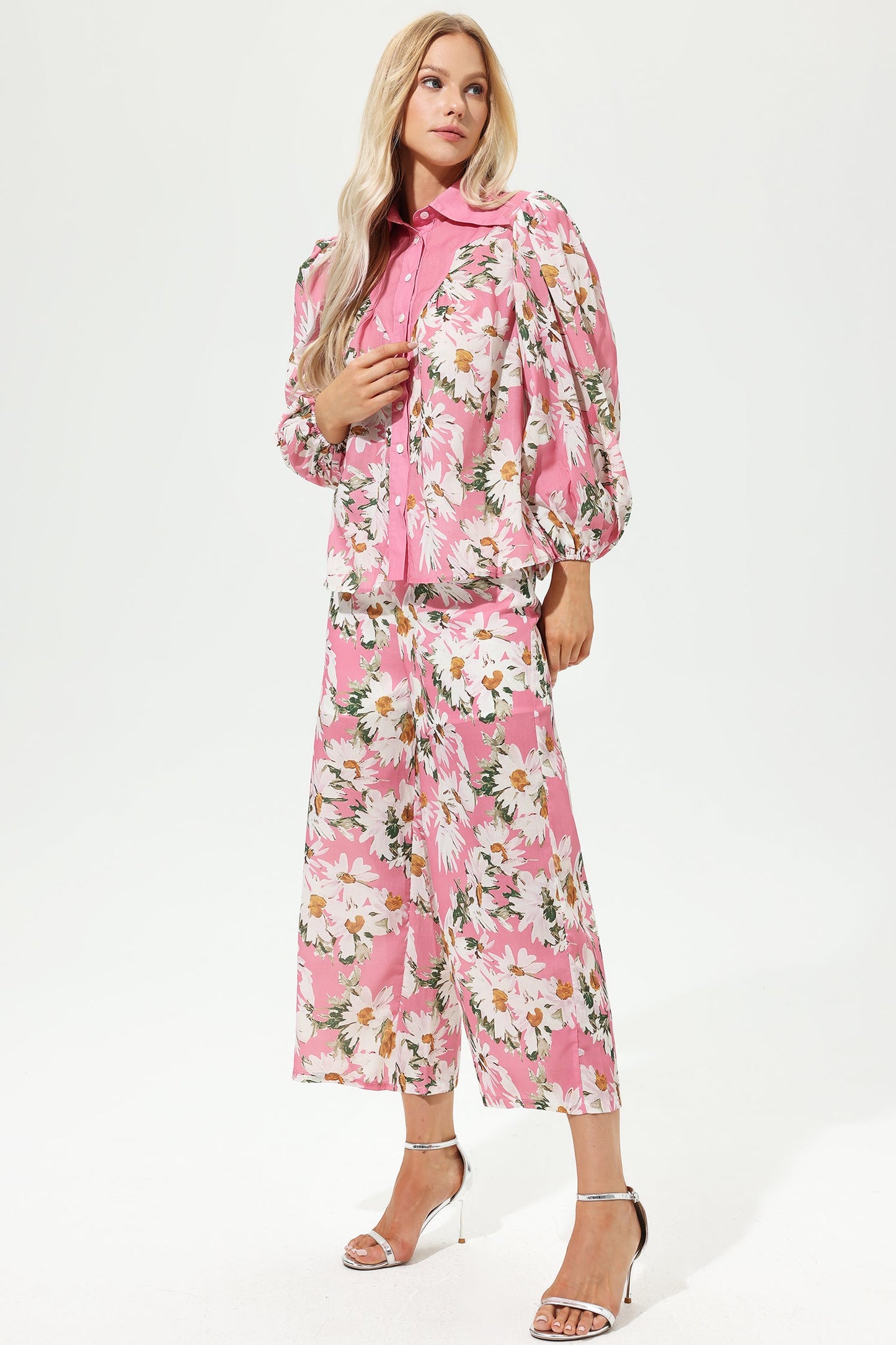 Effortlessly Elegant Pants with a Timeless Design