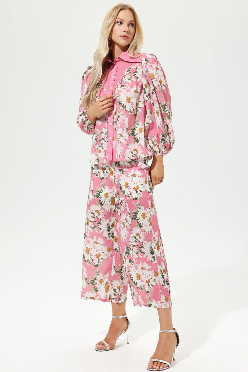 Effortlessly Elegant Pants with a Timeless Design