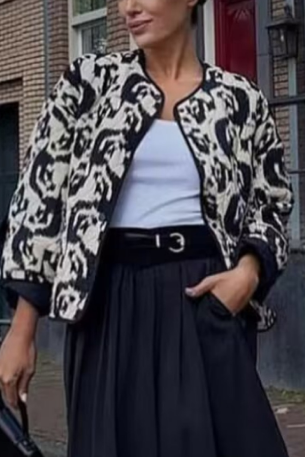 Effortlessly Elegant Jacket with a Timeless Design