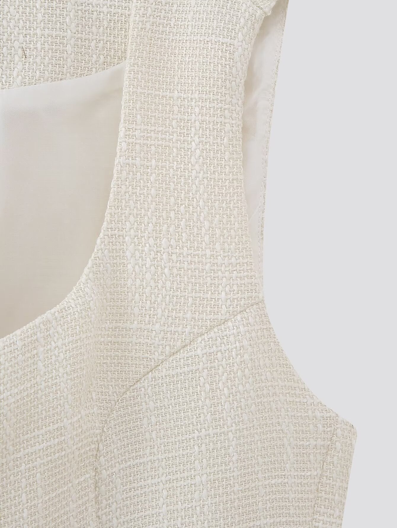Well Tailored Top with a Graceful Silhouette