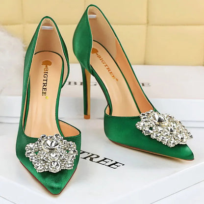 Effortlessly Elegant Heels with a Timeless Design