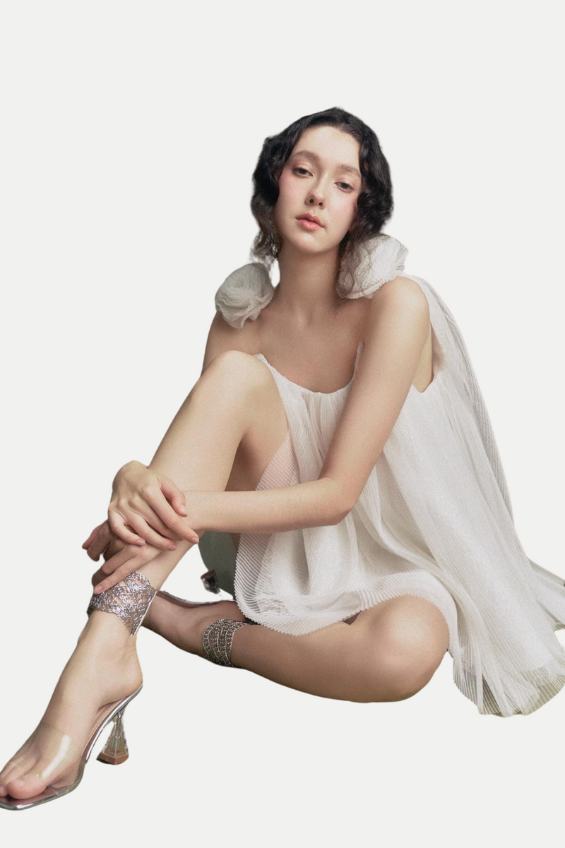 Beautifully Finished Dress in a Timeless Design