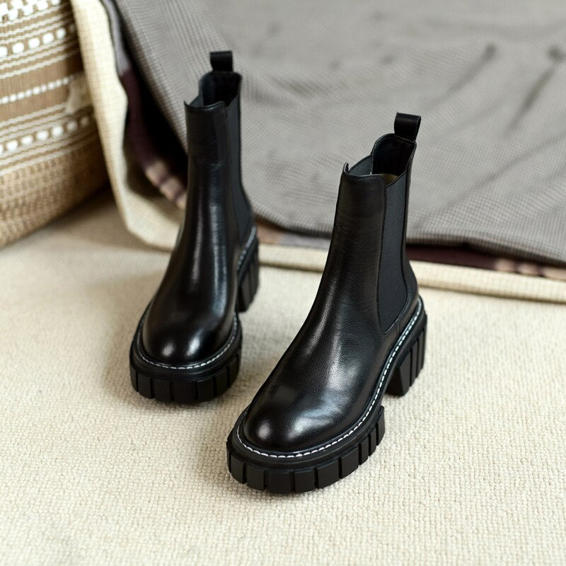 Effortlessly Elegant Boots with a Timeless Design