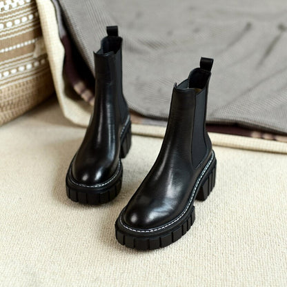 Effortlessly Elegant Boots with a Timeless Design