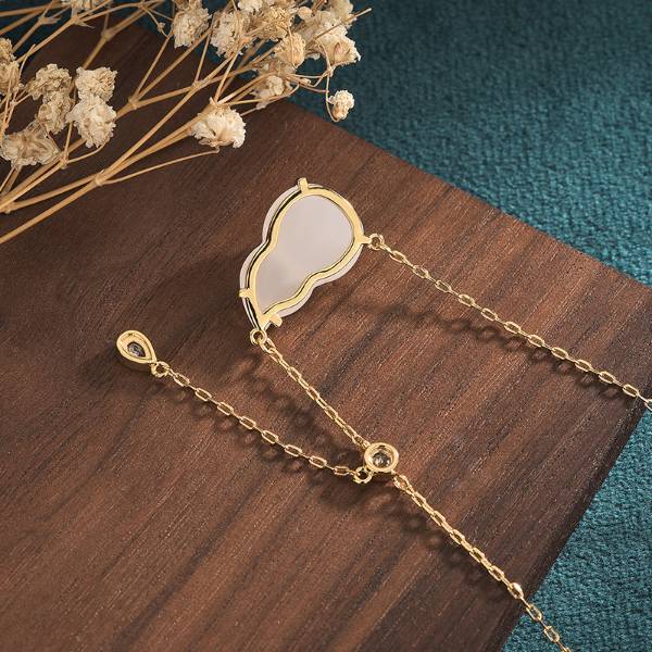Effortlessly Elegant Garment with a Timeless Design