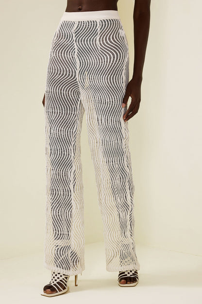 Effortlessly Elegant Pants with a Timeless Design