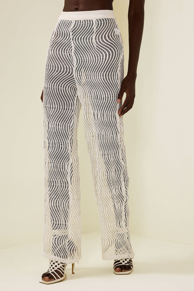 Effortlessly Elegant Pants with a Timeless Design