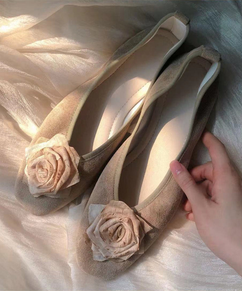 Effortlessly Elegant Shoes with a Timeless Design