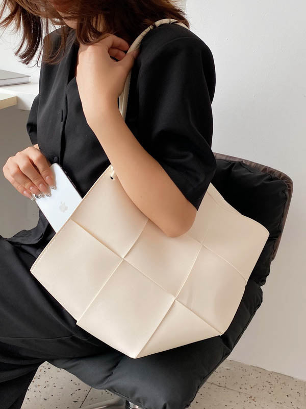 Beautifully Finished Bag in a Timeless Design