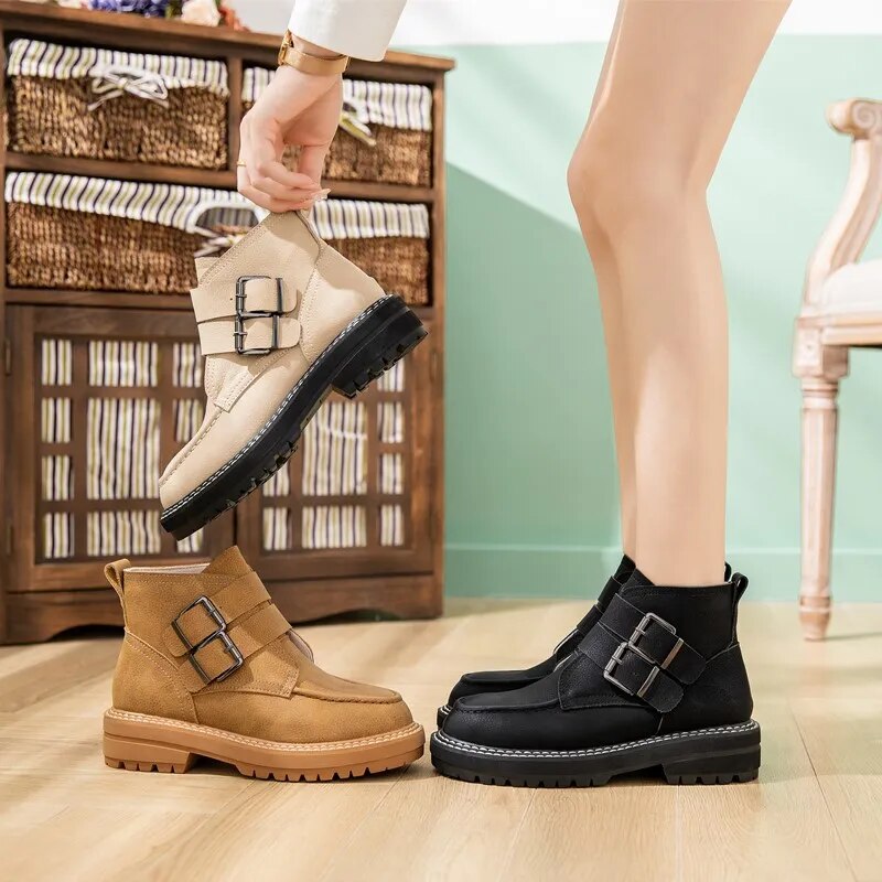 Effortlessly Elegant Boots with a Timeless Design