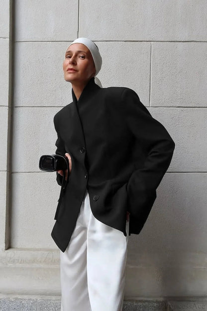 Effortlessly Elegant Coat with a Timeless Design