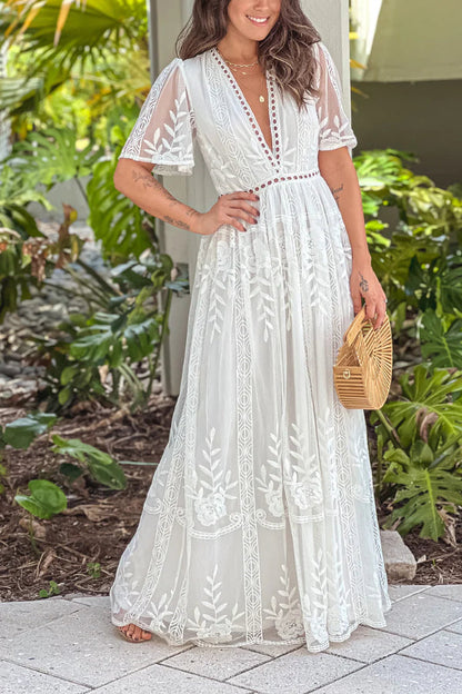 Beautifully Finished Dress in a Timeless Design