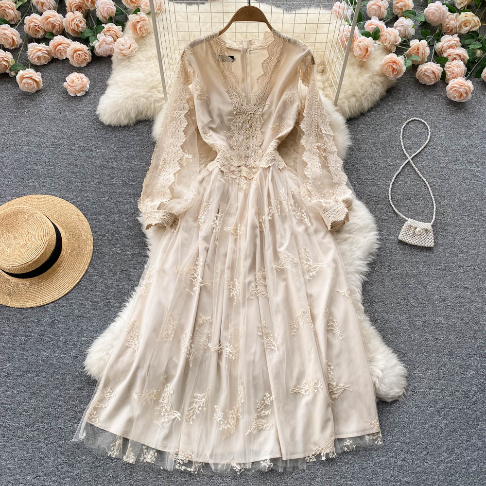 Effortlessly Elegant Dress with a Timeless Design