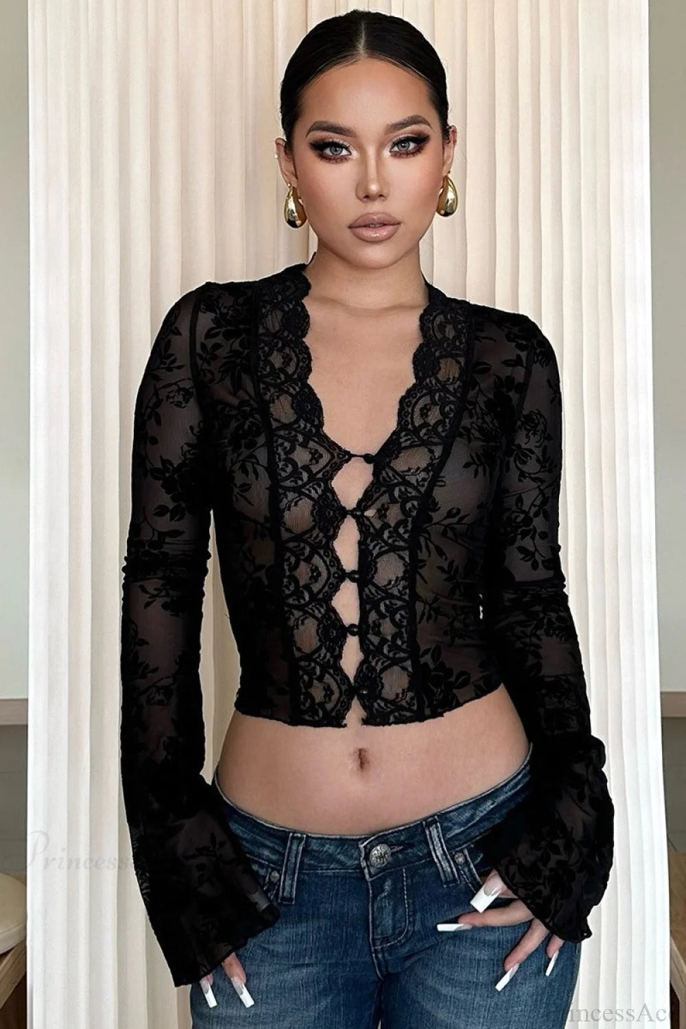 Effortlessly Elegant Blouse with a Timeless Design