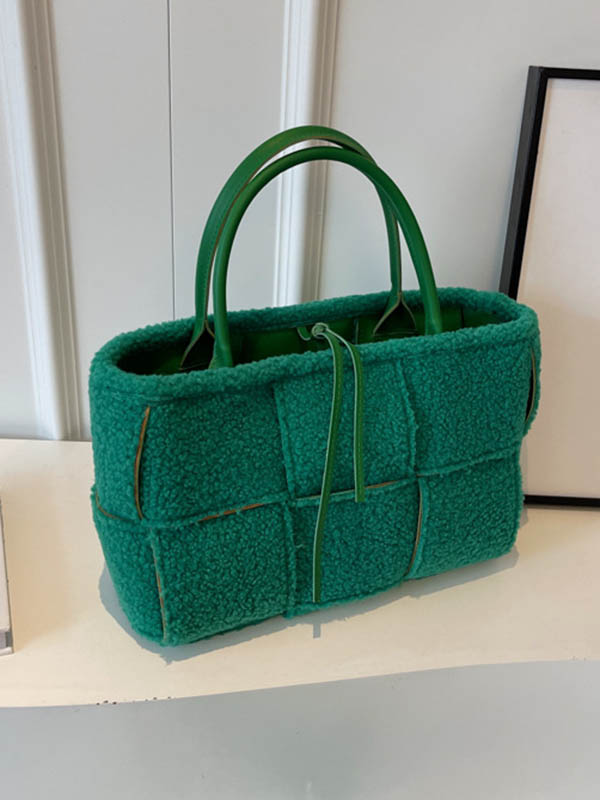 Gracefully Styled Bag for Any Occasion
