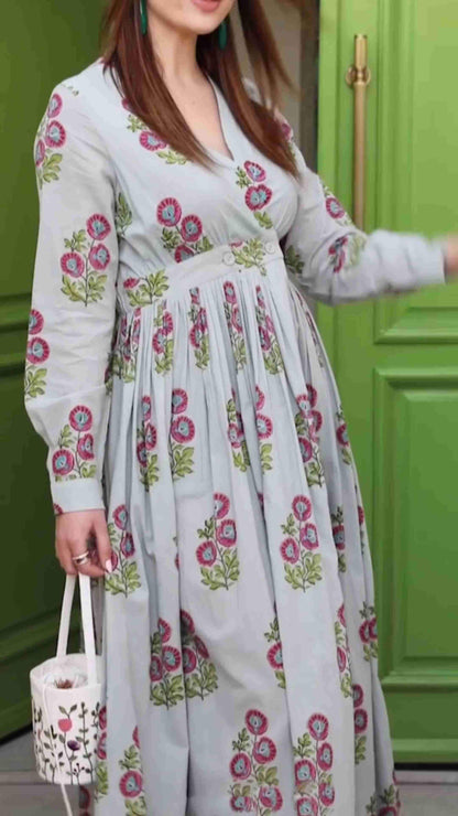 Classic Vintage Dress with a Flattering Fit