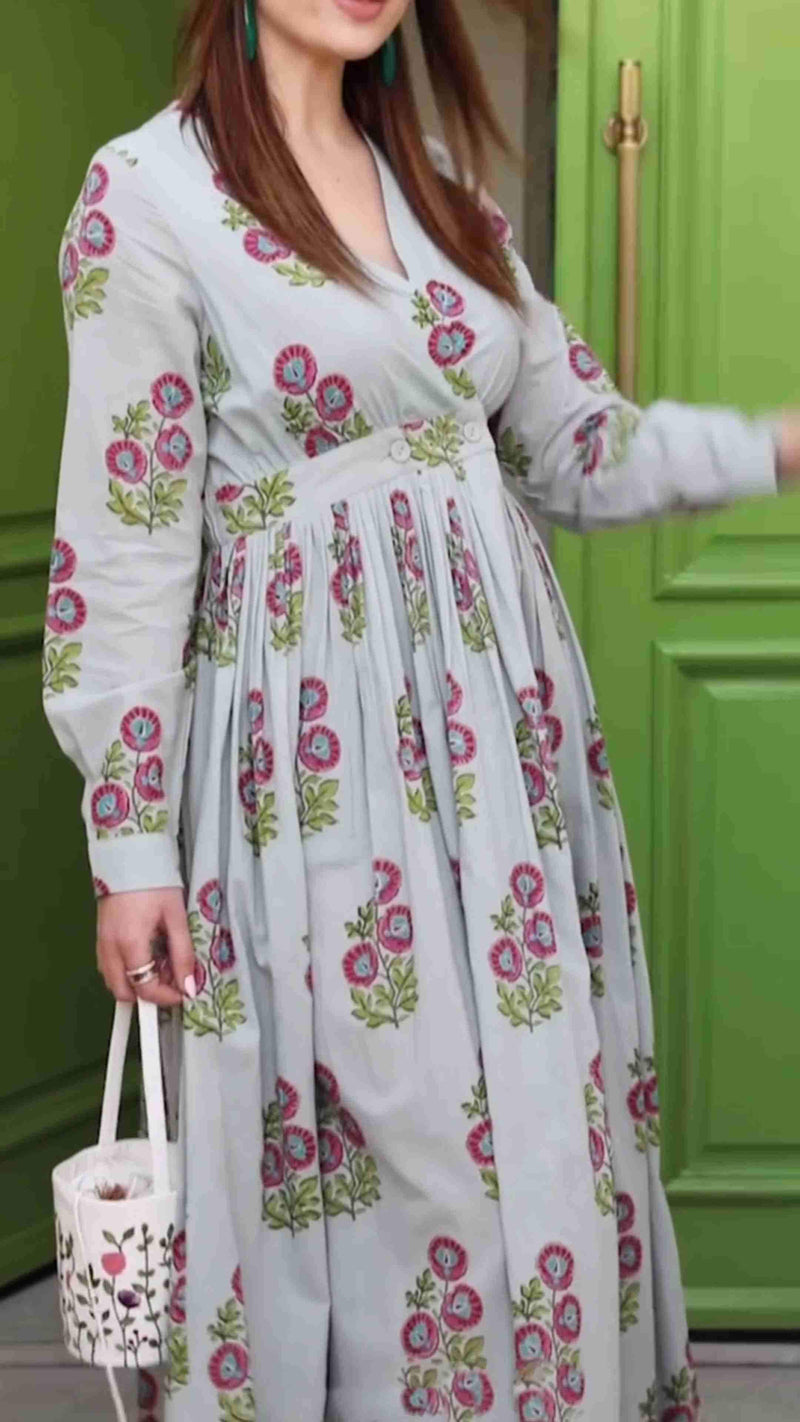 Classic Vintage Dress with a Flattering Fit