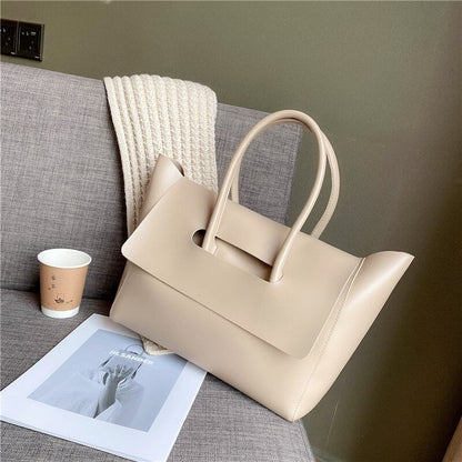 Well Tailored Bag with a Graceful Silhouette