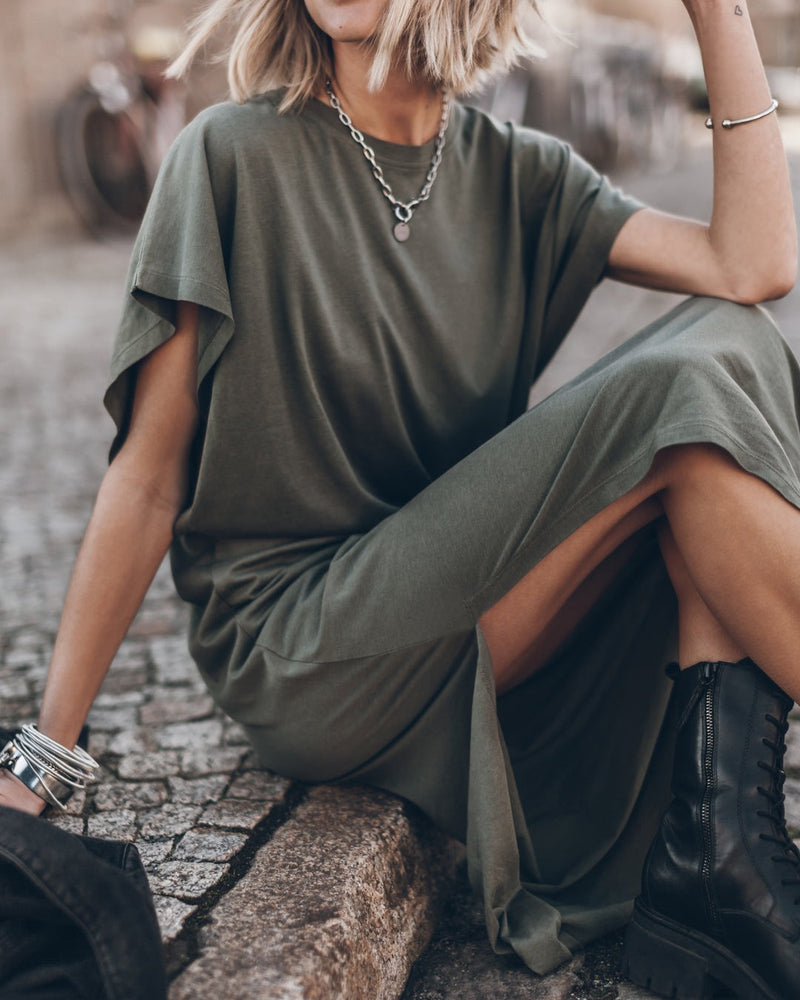 Beautifully Finished Dress in a Timeless Design